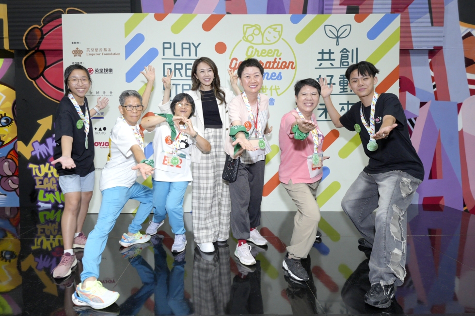 3英皇娛樂集團行政總裁張雅麗女士頒發冠軍與得分最高的隊伍 。