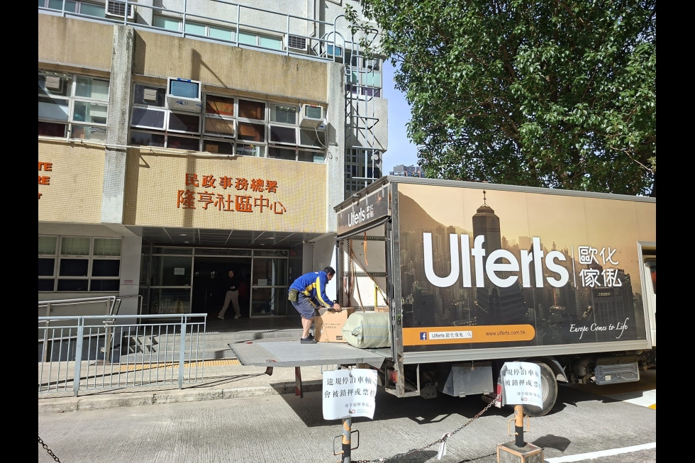 英皇集團旗下歐化傢俬於今日向受災居民捐贈全新寢具，以解燃眉之急