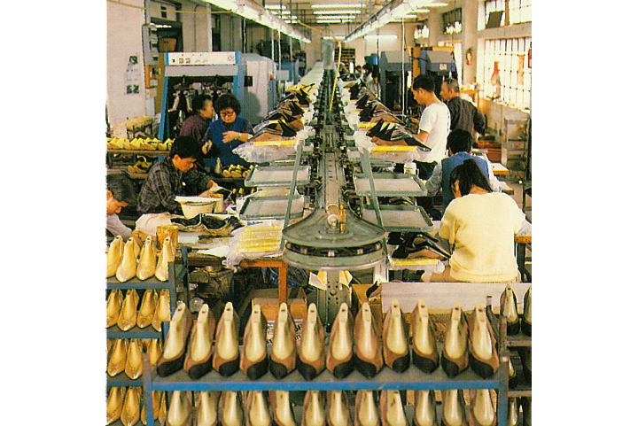威皇深圳皮鞋製造廠不同的皮鞋生產程序 (下圖)