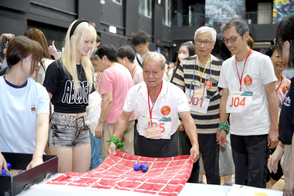 8 VALC等藝人除表演外，更成為皇牌，為每一組加分。
