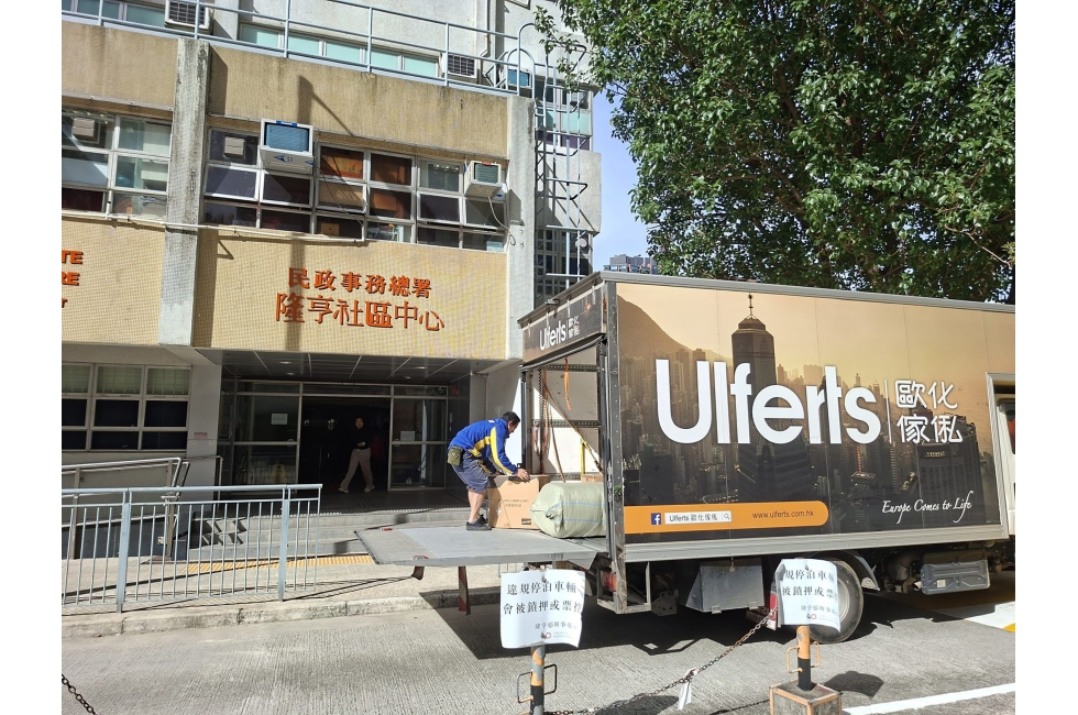 英皇集團旗下歐化傢俬於今日向受災居民捐贈全新寢具，以解燃眉之急