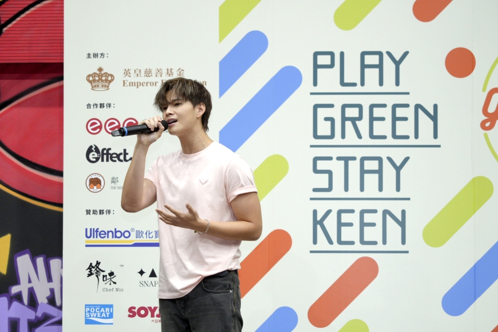 5 Andy深受長者歡迎，除了演唱，更與他們互動。